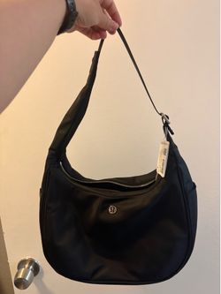 Lululemon city essentials shoulder bag