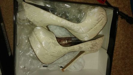 Brand new lacey cream colored heels