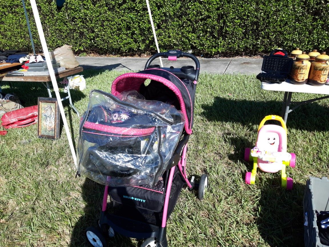 Hello kitty stroller in carseat set