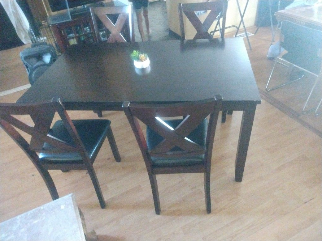 Table with 4 Chairs