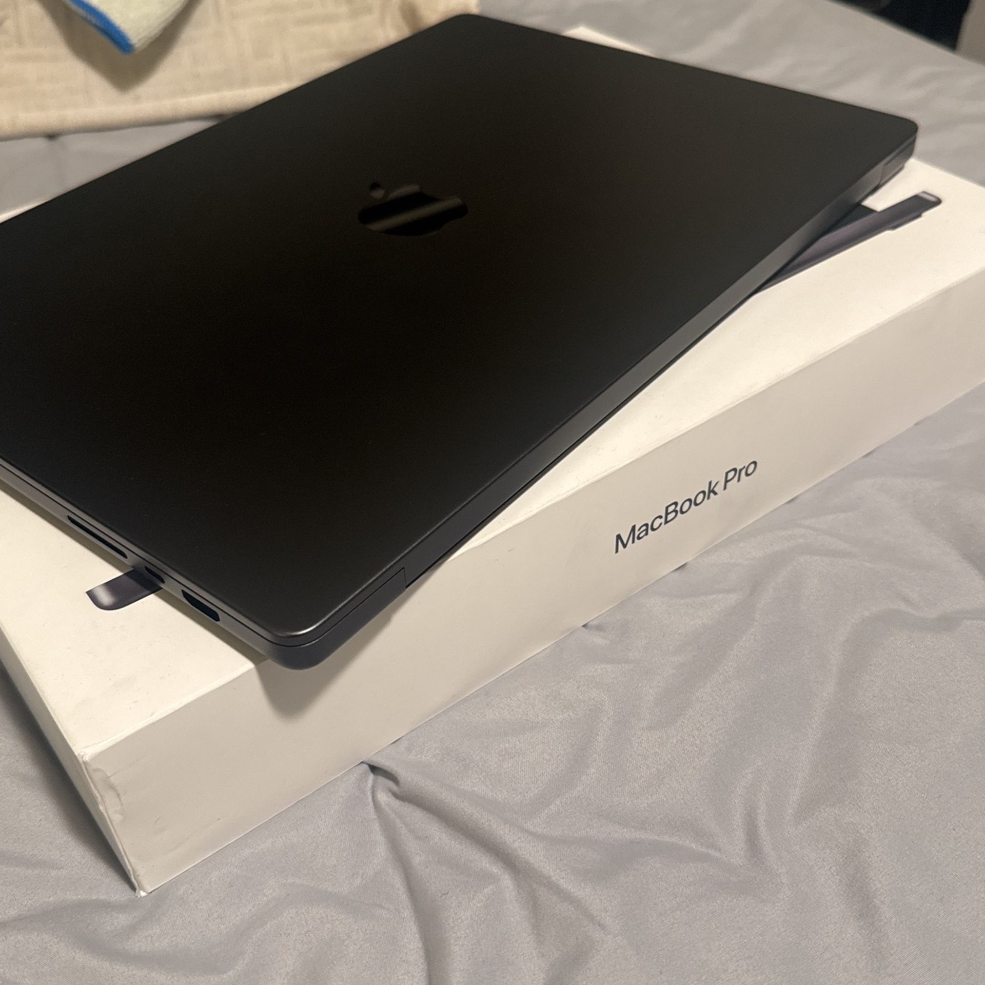 MacBook Pro M4 MAX Chip 48gb Memory, 1TB Storage