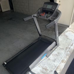 OMA Treadmill 3.0 Hp 15% Incline. Perfect Condition