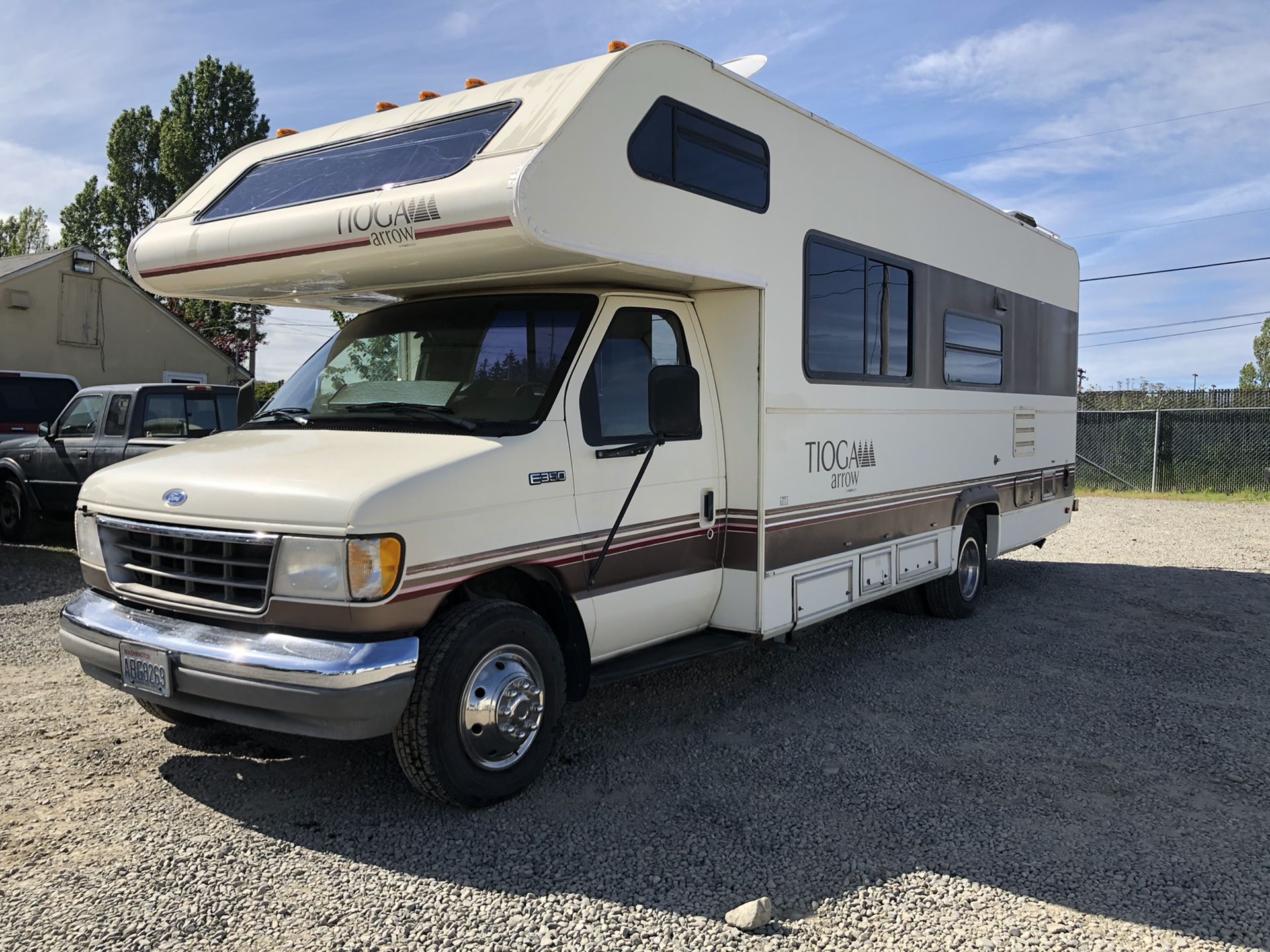 1993 Ford Tioga 27 foot class C sleeps 6 only 40K miles Must See for