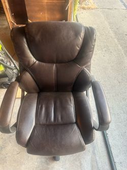 Swivel office chair