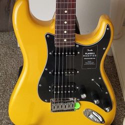 Fender Stratocaster Sunshine Yellow and Mustang LT25 Amp