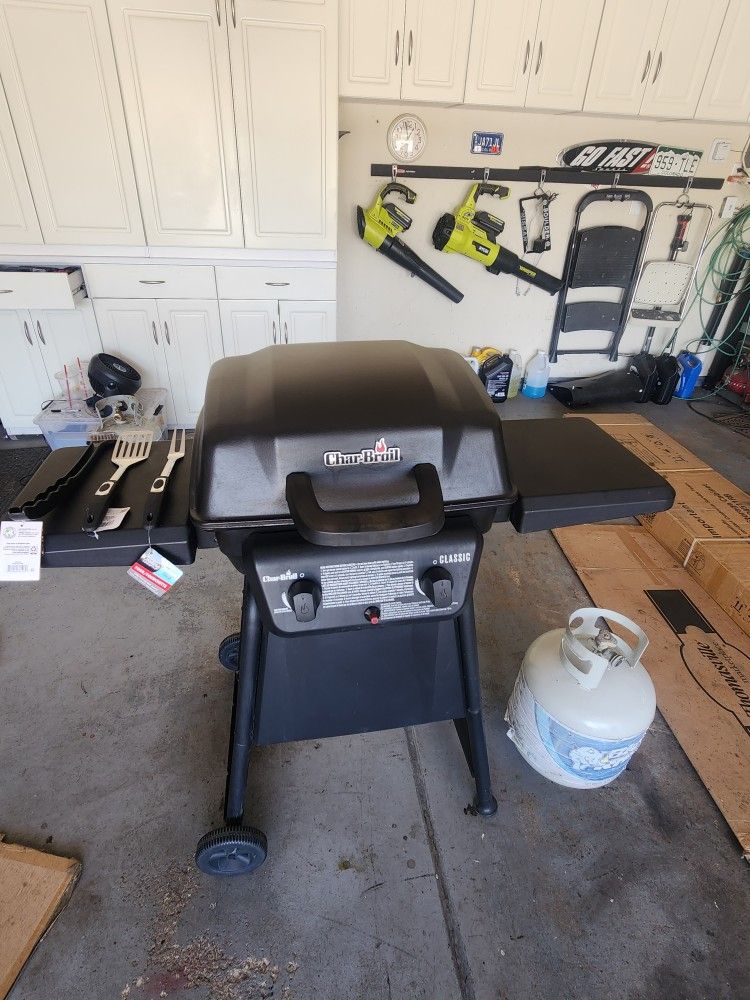 Charbroil 2 Burner Classic Barbecue  Bbq Grill In Excellent Shape With New Tools And Half Full Tank Of Propane