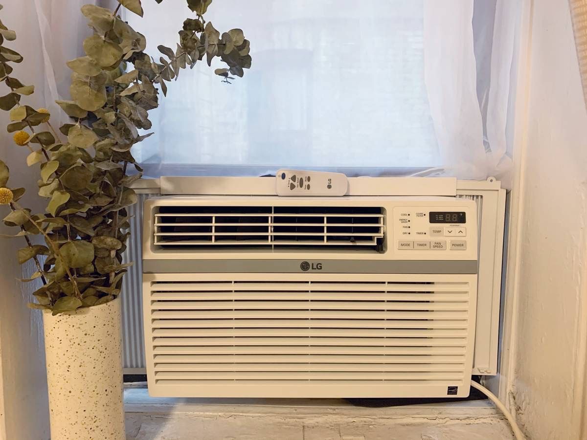 LG 8000 Btu Air Conditioner With Remote In Excellent Condition