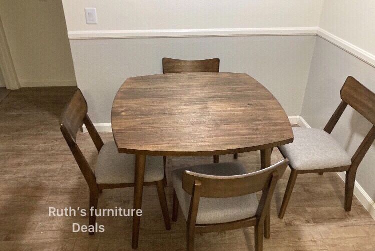 Beautiful! 5-pc Dining Table Set Walnut Finish