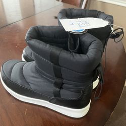 Brand NEW Water Resistance Boots Size 7 (Boys)