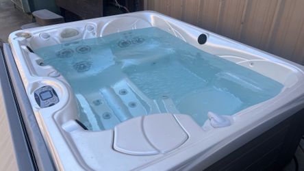 Used 2017 Caldera Kauai Spa Hot Tub 220v seats 3 New cover and Ozone