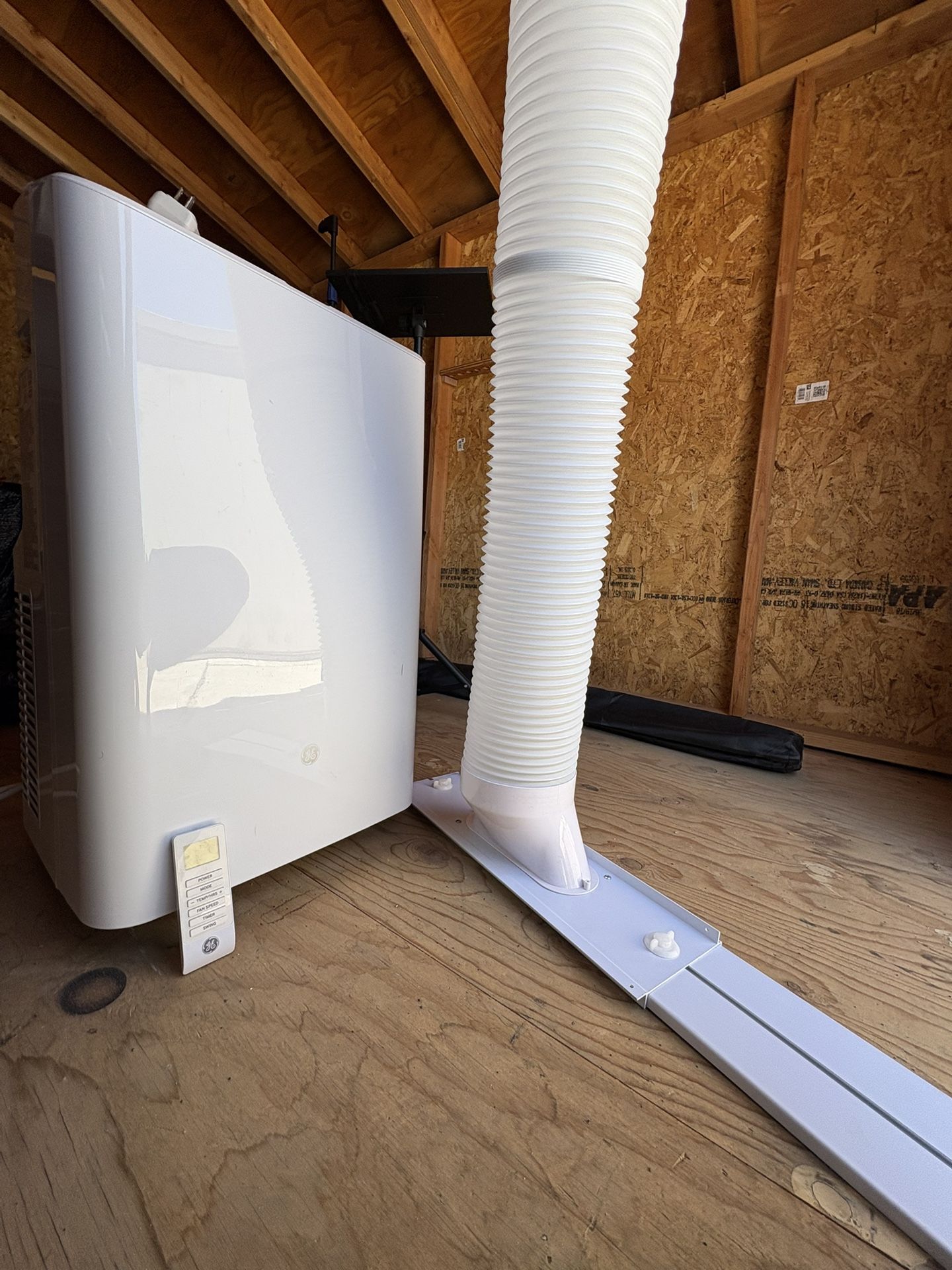 GE - 300 Sq. Ft. 7,500 BTU Smart Portable Air Conditioner - White