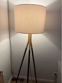 Modern Tripod Floor Lamp - Black & Wood