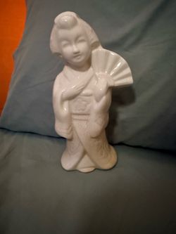 Benihana Tokyo White Ceramic Geisha Statue