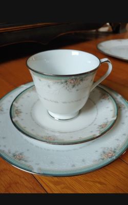60Pc. NORITAKE Greenbrier China Set