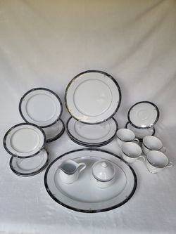 Plate set for 4 🔵