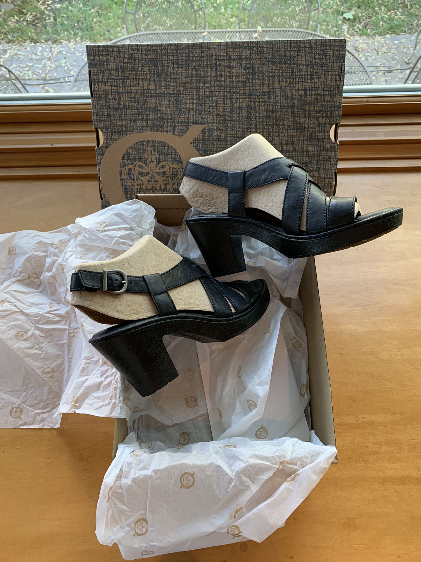NEW Size 9 Sandals - Black - Born brand