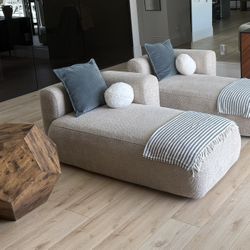 A PAIR OF CHAISE LOUNGERS - LIKE NEW