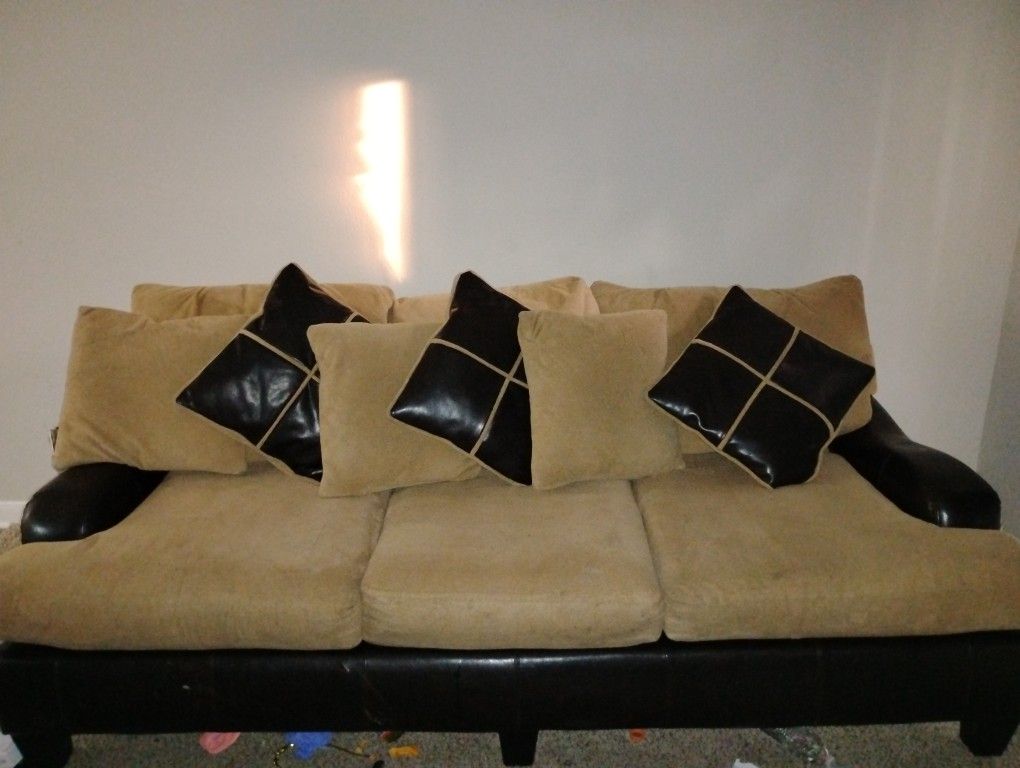(((MUSTA SELL TODAY))). CAN DELIVER. LIving Room Sofa And Coffee Table