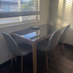 Like New Dining Room Table With Chairs 