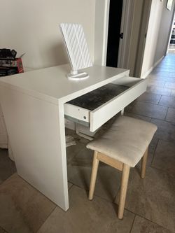 Cute Desk SELL ASAP WERE MOVING