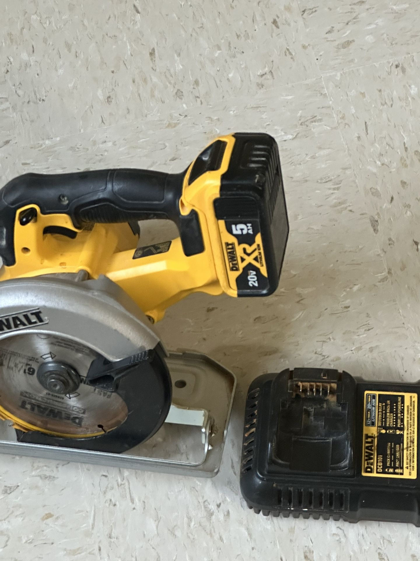 Dewalt 20V Circular Saw With Battery And Charger 