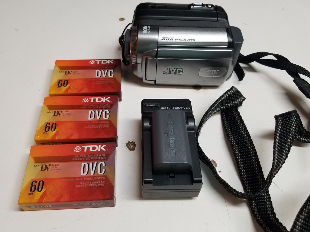 JVC CAMERA WITH TWO BATTERIES AND CHATGER PLUS A BAG