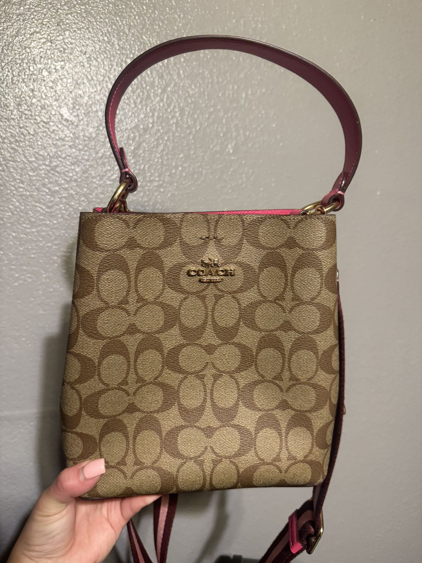 Coach Women’s SMALL TOWN BUCKET BAG IN SIGNATURE CANVAS