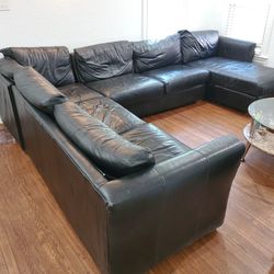 Black Leather  5 Sectional Sofa And  a  Rollout Bed