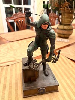 RARE DC Green Arrow CW TV limited Diamond Select Fig/Statue