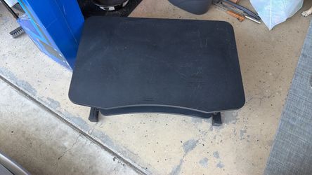 Desk-top standing workstation