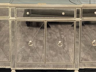 Beautiful Mirrored Buffet / Sideboard – Great Condition