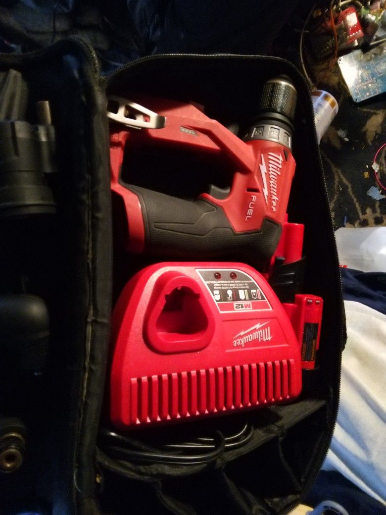 Milwaukee 12v Drill Driver Kit W/Charger And 2xBatteries