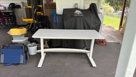 White sit down stand up desk