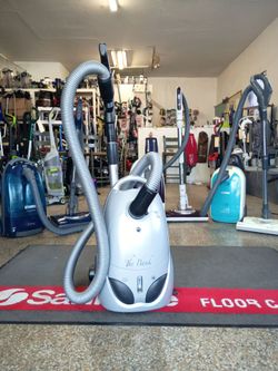 Canister vacuum cleaner