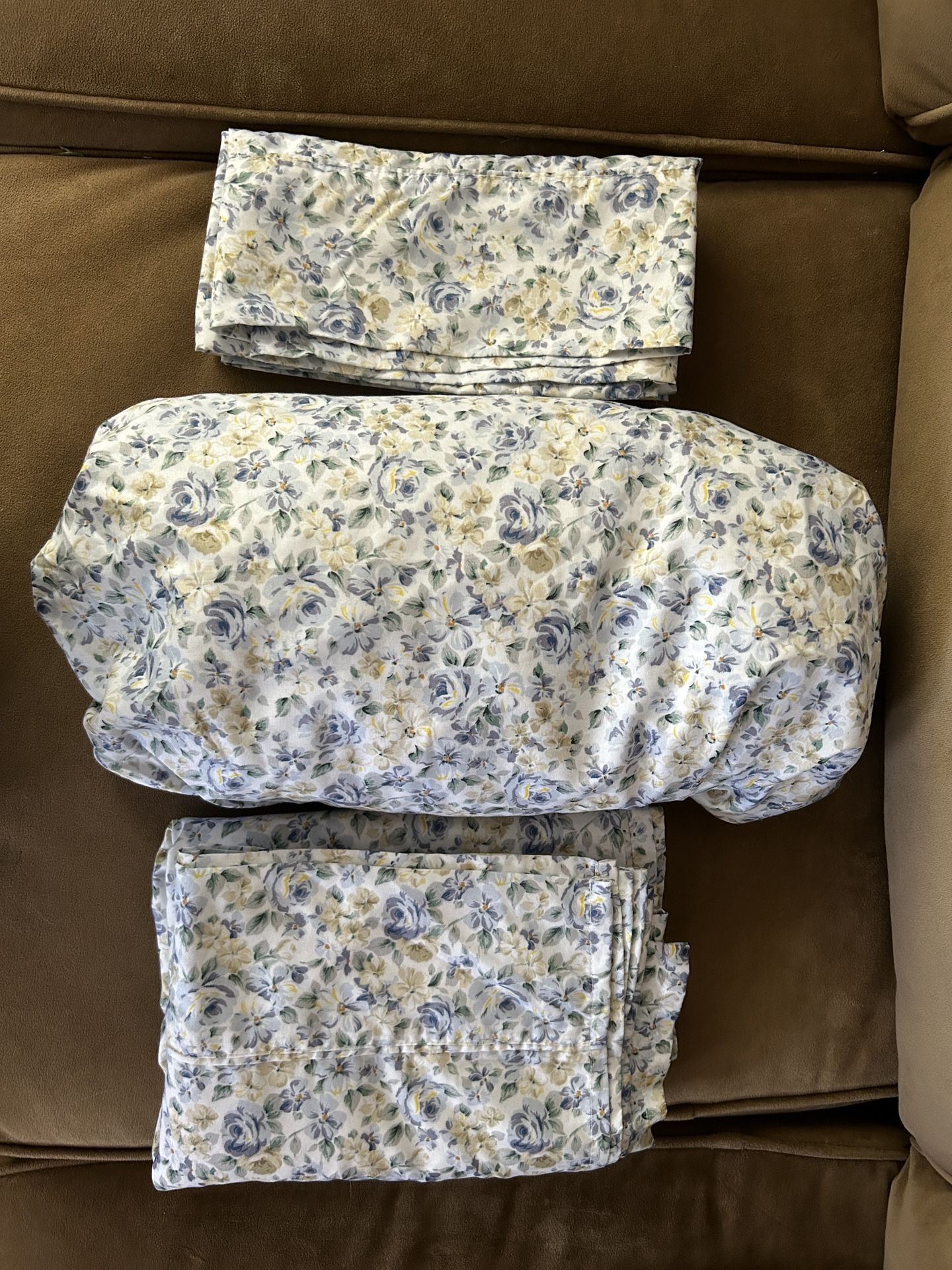  4 Piece FULL Bed Sheet Set With 14-inch Deep Pockets, Full, Blue Floral, Like New