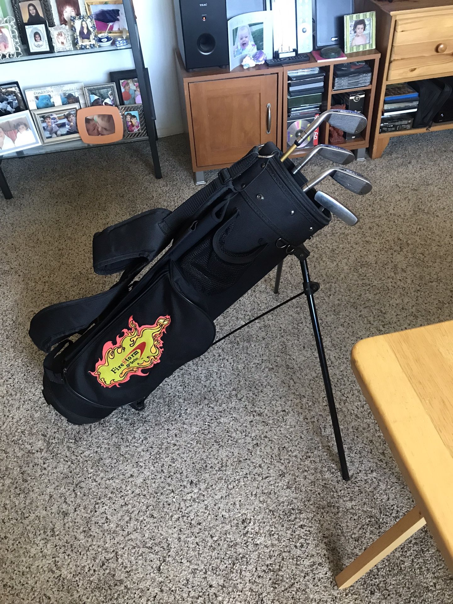 RAZOR KIDS FIRESTORM O2 SERIES KIDS GOLF CLUBS W/STAND BAG