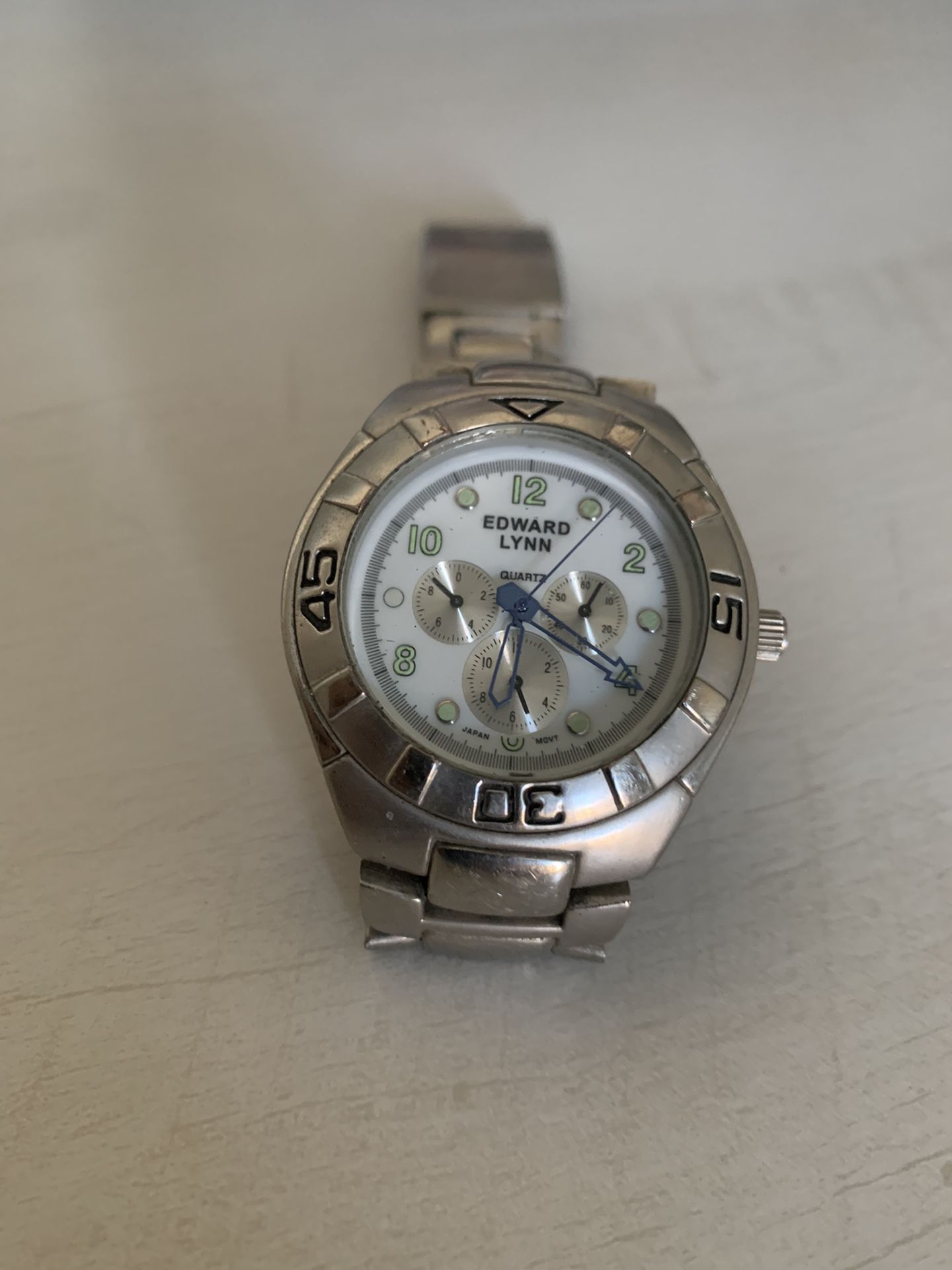 the wristwatch works well in good condition new batteries