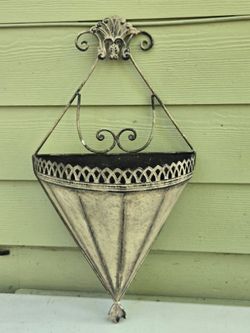 Metal wall floral basket