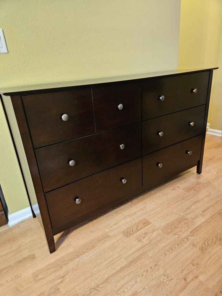 Clean and Nice Brown 6 Drawer Dresser.