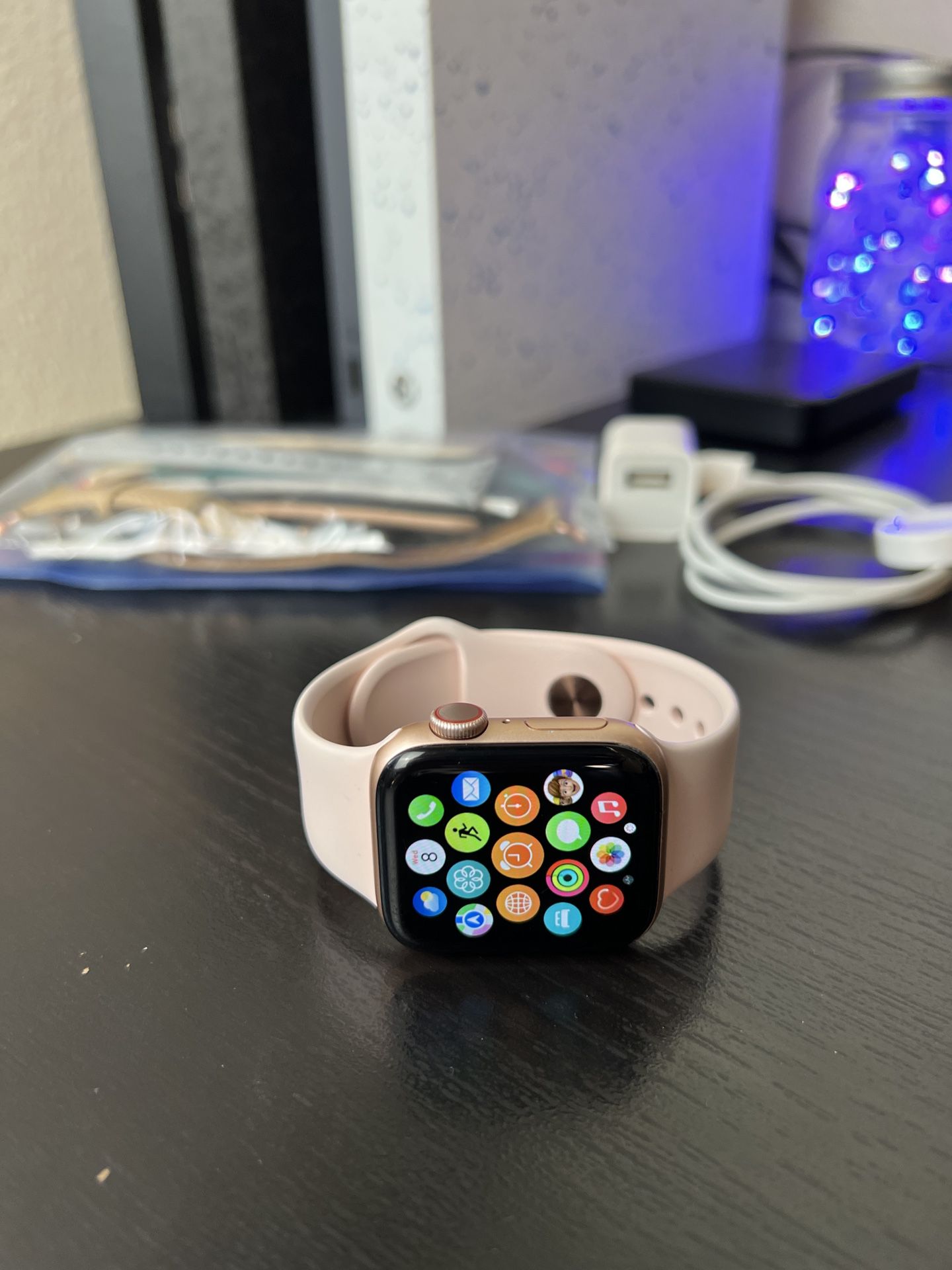 Apple Watch Series 4 40MM (GPS + Cellular) *New Battery*