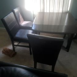 Table W 4 Leather Chairs