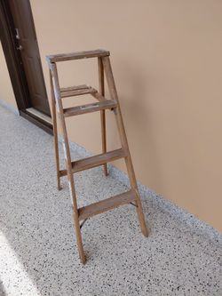4 feet Wood Davidson Step Ladder