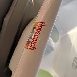 Hopscotch bathtub for baby