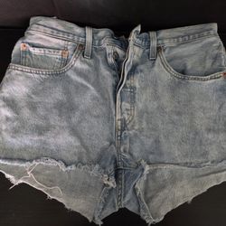 Light blue Levi's denim shorts