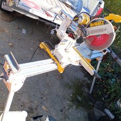 Dealt Double Compound Sliding Miter Saw With Stand