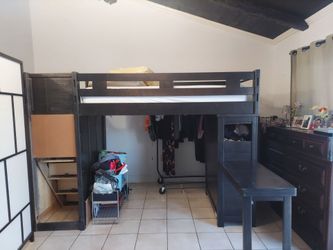 Cama  con cajones en la escalera escritorio closet con con estantes y cajones