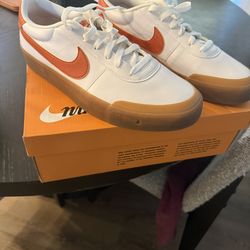 New In box: men’s Nike Court Shot
