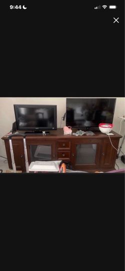 FREE Dark Wood TV Stand with Glass Doors (Español /Inglès)