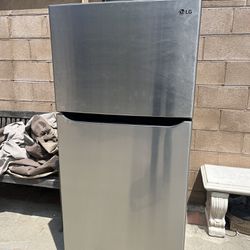 One Year Old Lg Refrigerator 