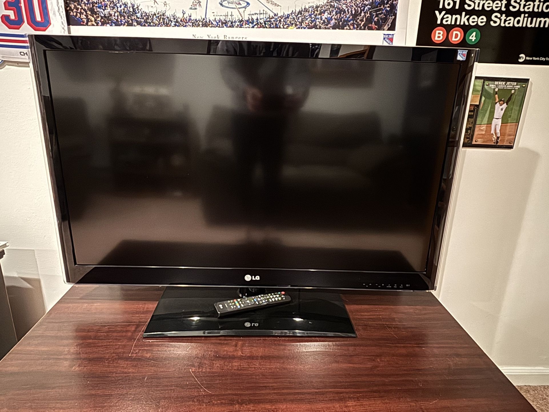 LG Infinia 42LV5400 42-Inch 1080p 120 Hz LED-LCD HDTV with Smart TV